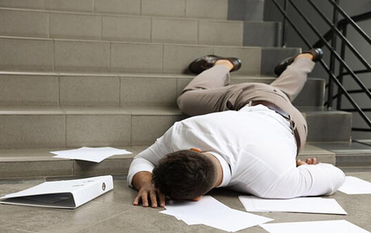 “ASAN Xidmət”də mühafizəçi ilə əlbəyaxa olub pilləkəndən