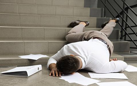 “ASAN Xidmət”də mühafizəçi ilə əlbəyaxa olub pilləkəndən