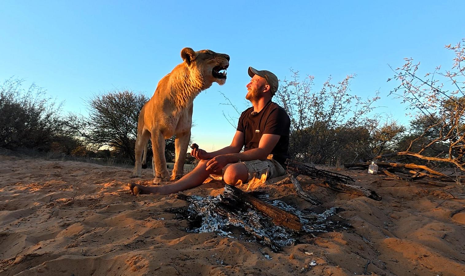 Aslanı öz qızı kişi böyütdü – 