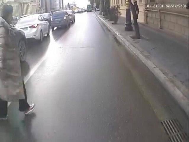 Bakıda "kamikadze piyada" avtobusun altında qalmaqdan son anda qurtuldu - 