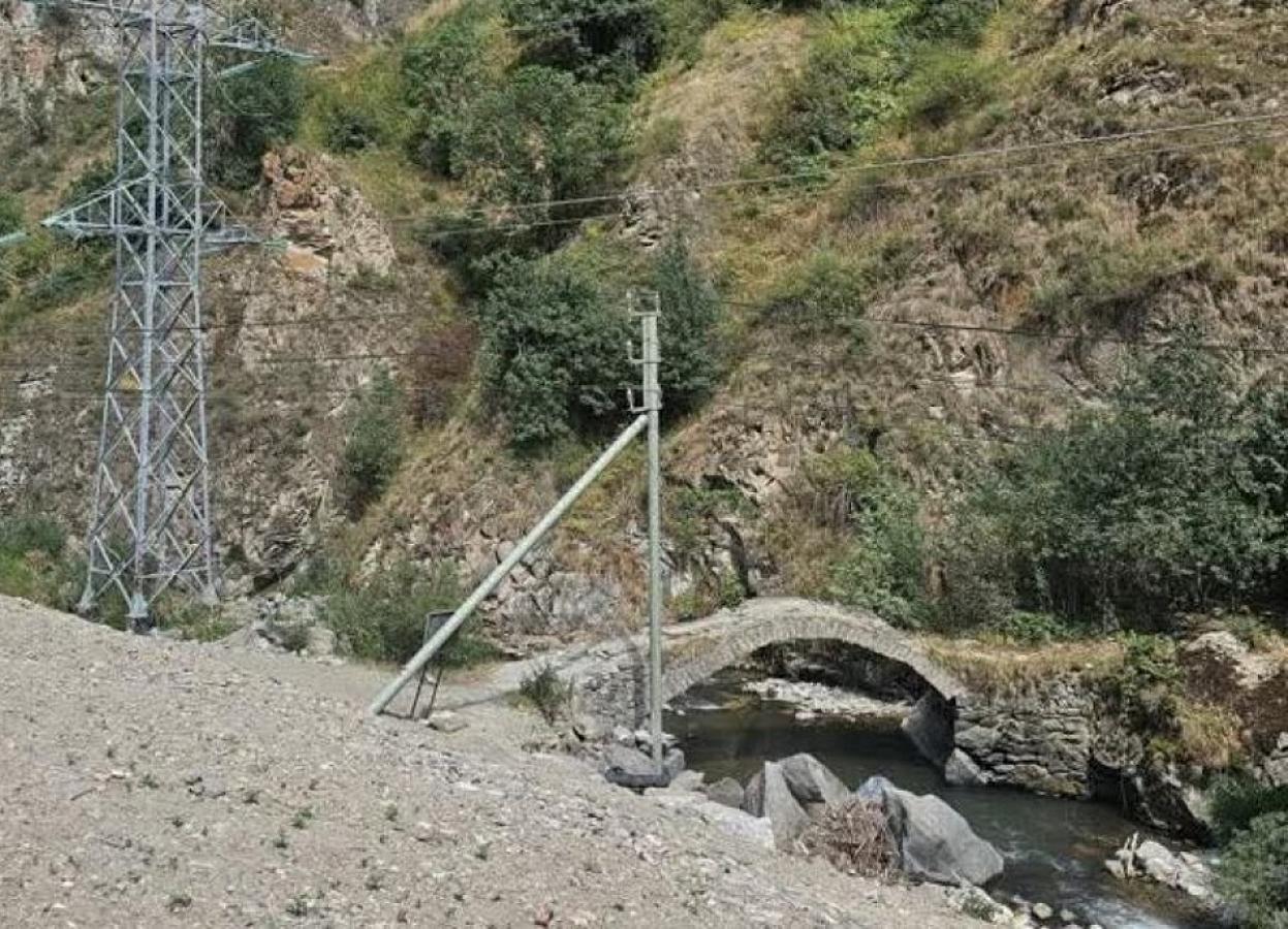 Kəlbəcərdə işıq dirəyini tarixi abidənin “qulağına tikiblər”