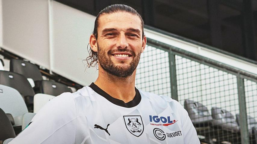 Tanınmış futbolçu 