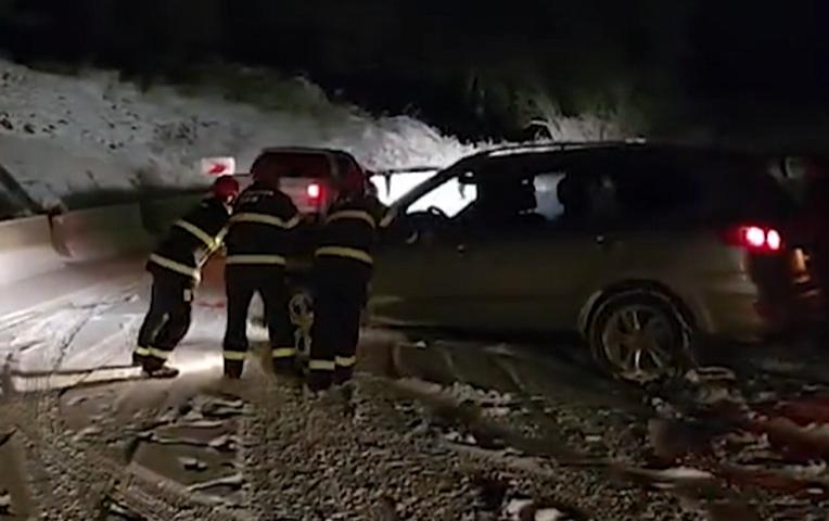 Şuşada buzlu yolda köməksiz qalan vətəndaşlar belə xilas edildi - 