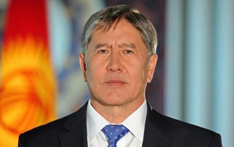 Atambayev dövlət mükafatlarından