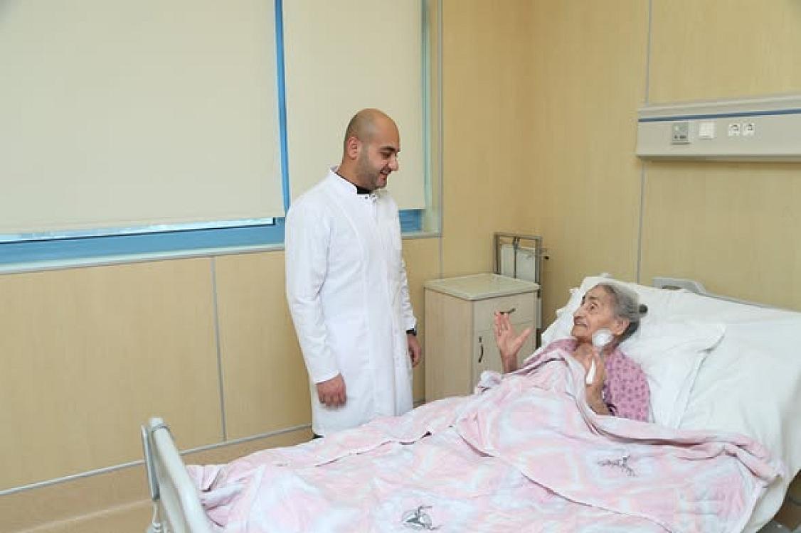 90 yaşlı pasiyent üzərində yüksək riskli əməliyyat 