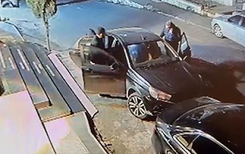 Hoteldə qonağın 23 min pulunu oğurladılar - Kameraya belə düşdülər - 