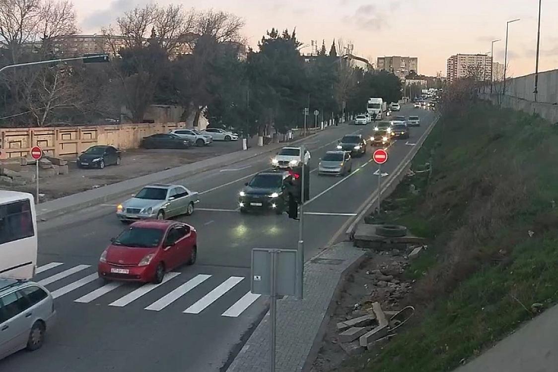 Binəqədidə yol hərəkətində dəyişiklik edilib, yeni svetoforlar quraşdırılıb