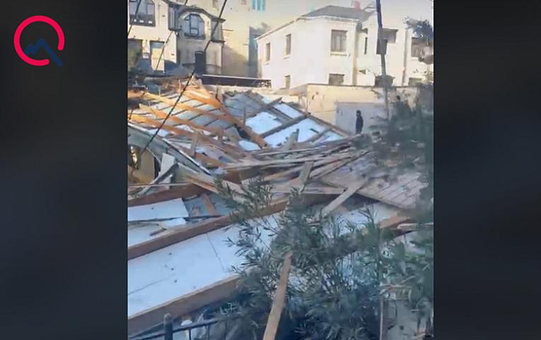 Güclü külək Bakıda binanın damını uçurdu - 