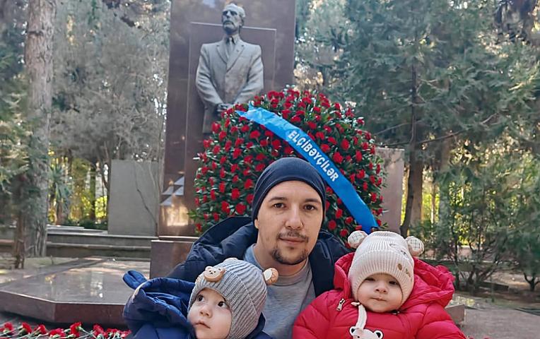 Əkiz nəvələri Elçibəyin məzarı başında - 