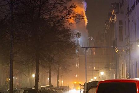 Amsterdamdə kilsənin 150 illik binası yanaraq 