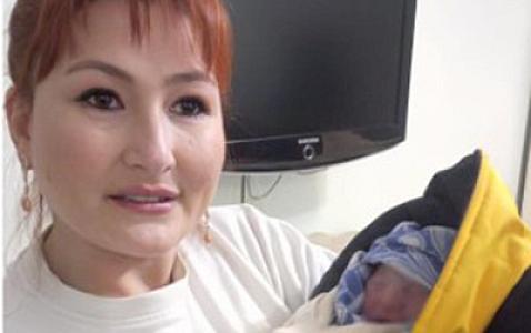 Bakıda bayram günü əkizlər doğuldu - Biri evdə, biri xəstəxanada - 