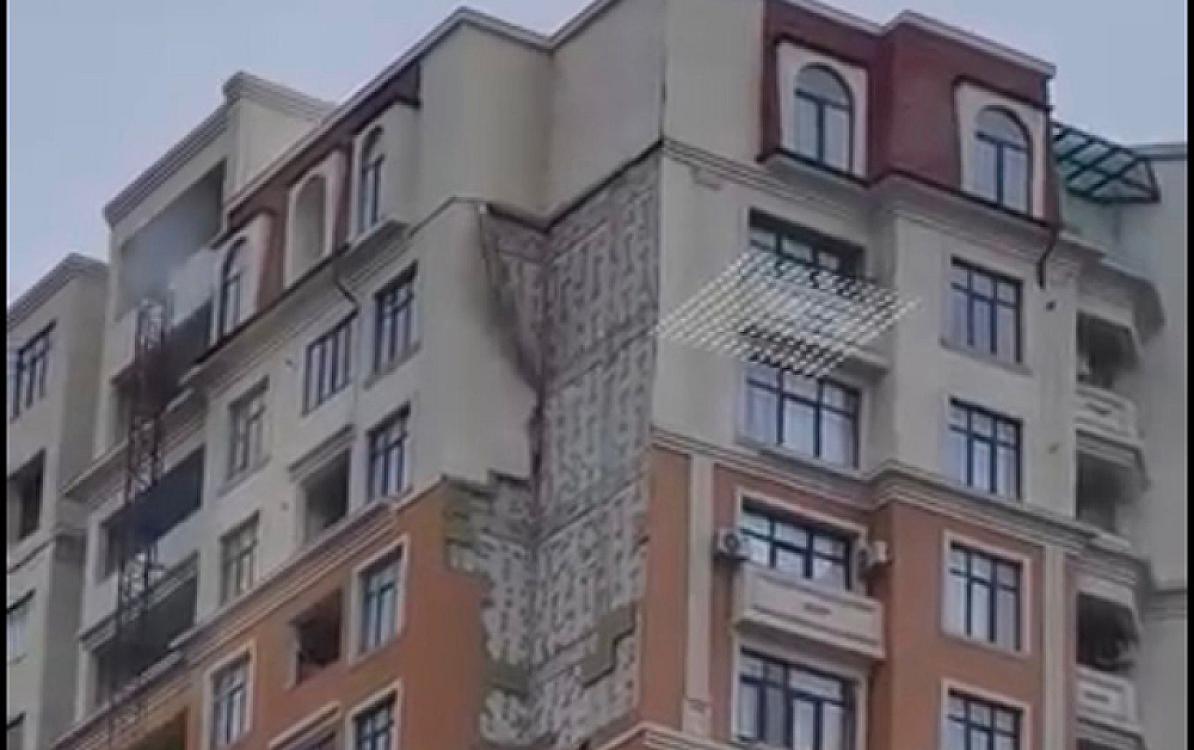 Nərimanovda binanın fasadı uçub yerə töküldü - 