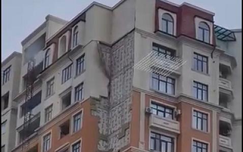 Nərimanovda binanın fasadı uçub yerə töküldü - 