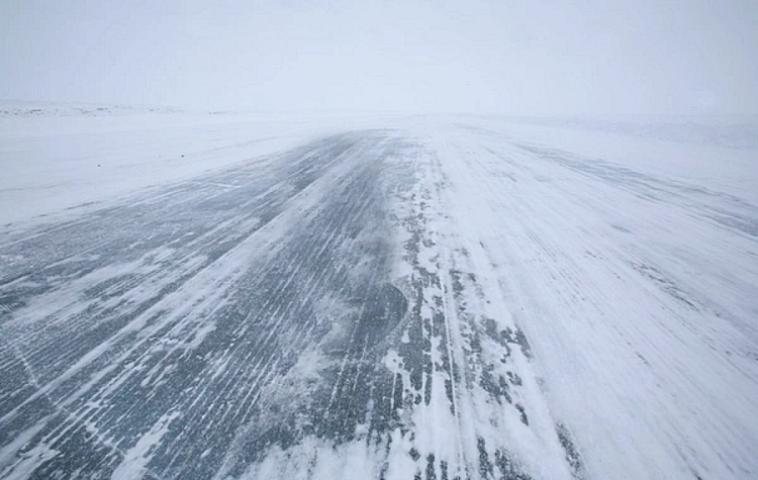 Şamaxıda buzlu yolda köməksiz qalan İKİSİ UŞAQ OLMAQLA beş nəfər 