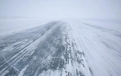 Şamaxıda buzlu yolda köməksiz qalan İKİSİ UŞAQ OLMAQLA beş nəfər 