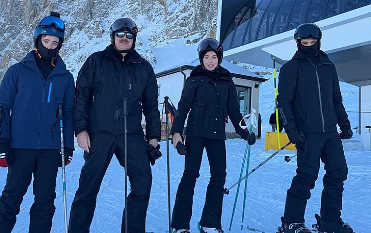 Prezident nəvələri ilə Şahdağda  