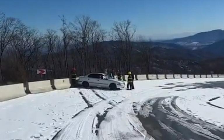 Xocalıda vətəndaşlar buzlu yolda köməksiz qaldı - 