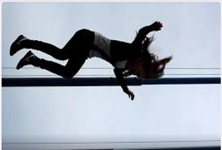 25-ci mərtəbədən yıxılan qadın