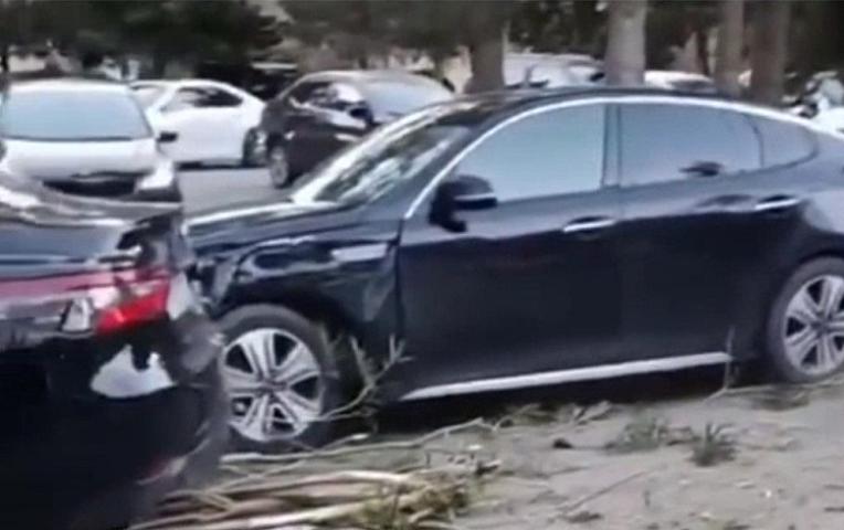 Şagird daşıyan sürücü sükan arxasında qıcolma keçirdi - 