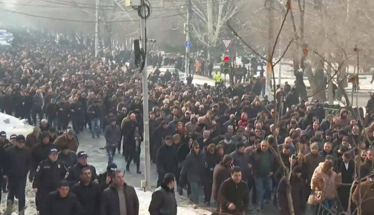 Paşinyan dedi, xalq küçələrə axışdı: 