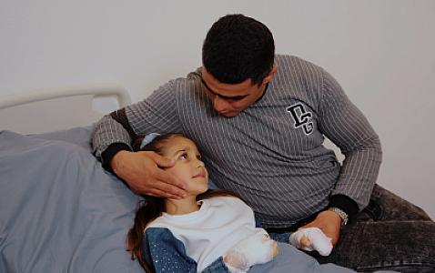 Anadangəlmə amniotik bant sindromlu azyaşlı