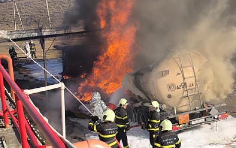 Yanacaq daşıyan avtomobildə güclü yanğın - 