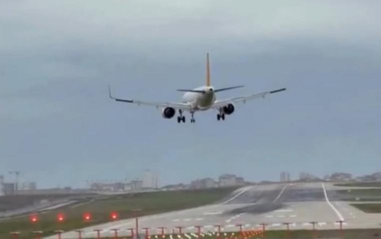 Fırtına təyyarənin enməsinə imkan vermədi - 