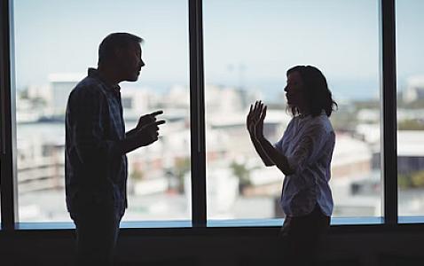 Müəllimi məktəbdə ölümlə hədələyib - 