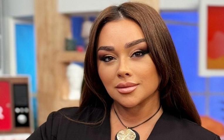 Xatirə İslam 11 saat hava limanında qaldı: 