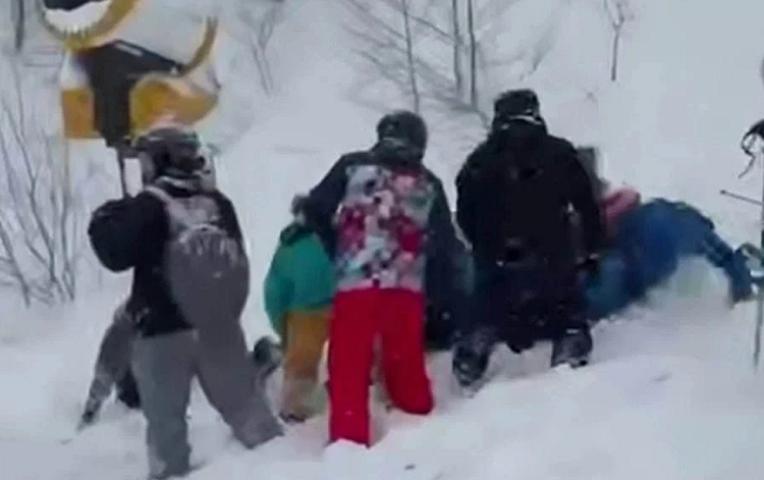 Gürcüstanda turistlər qar uçqunu altında qaldı - 