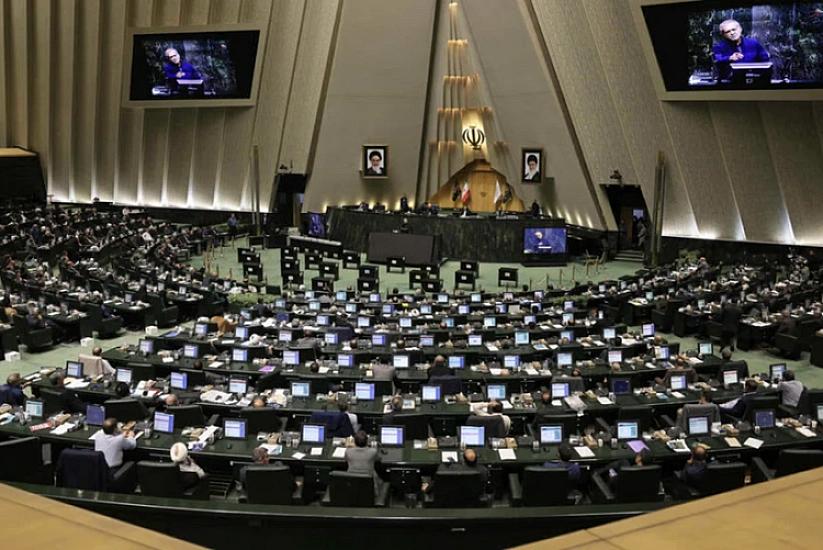 İranda etirazlar fonunda parlamentin 