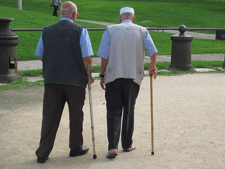 100 yaşına kimlər daha tez çatır: 