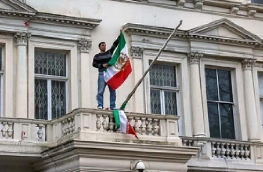 İran bayrağı ENDİRİLDİ, 