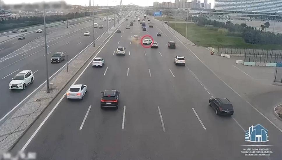 В Баку неосторожность водителя стала причиной аварии -