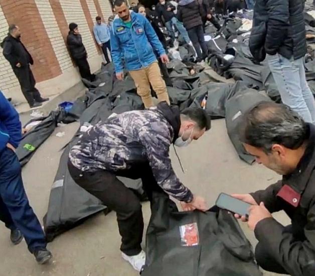 İran küçələrində ölüm karvanı: cəsədlər yük maşınları ilə daşınır – 