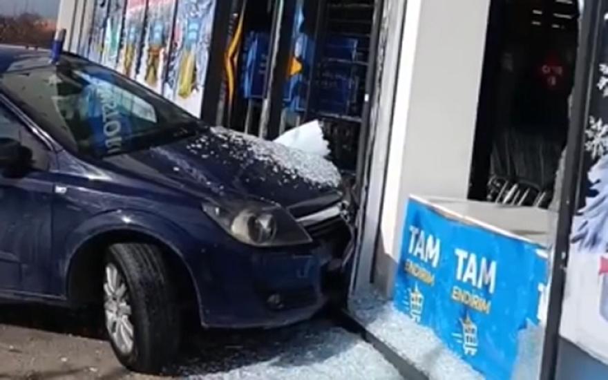 Avtomobil mağazaya çırpıldı - 