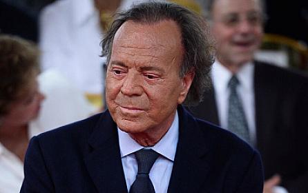 82 yaşlı məşhur müğənni 