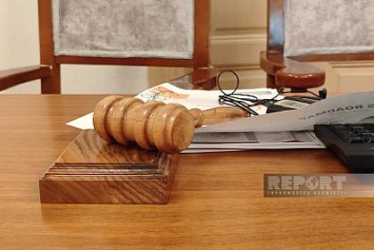 Xəstənin ölümündə təqsirləndirilən həkimin məhkəməsi başlayıb