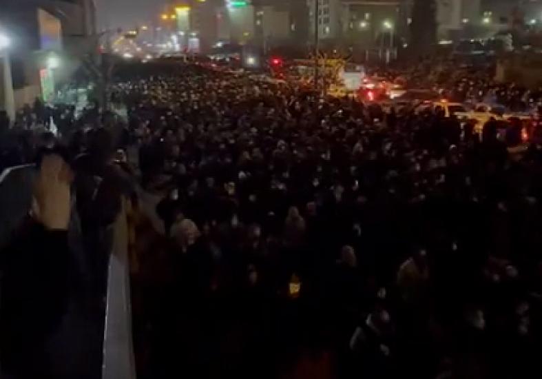 Trampın çıxışından sonra İranda minlərlə insan küçələrə çıxdı