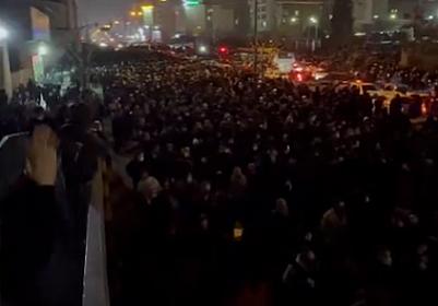 Trampın çıxışından sonra İranda minlərlə insan küçələrə çıxdı