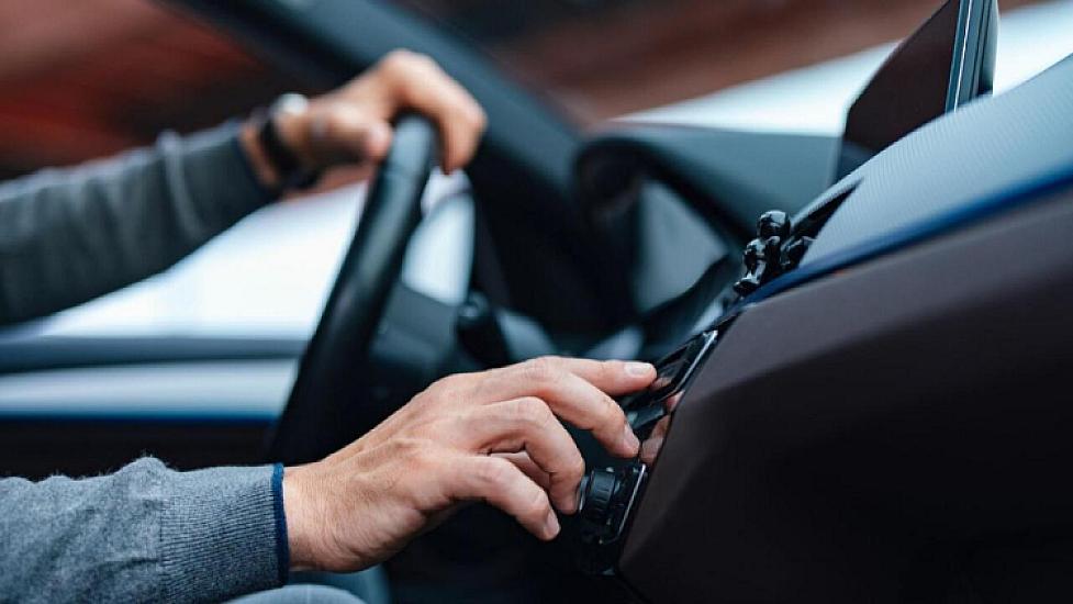 Bakıda avtomobil çuxura düşərək batdı - 