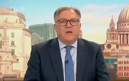 Aparıcı canlı yayımda çətin vəziyyətə düşdü - 