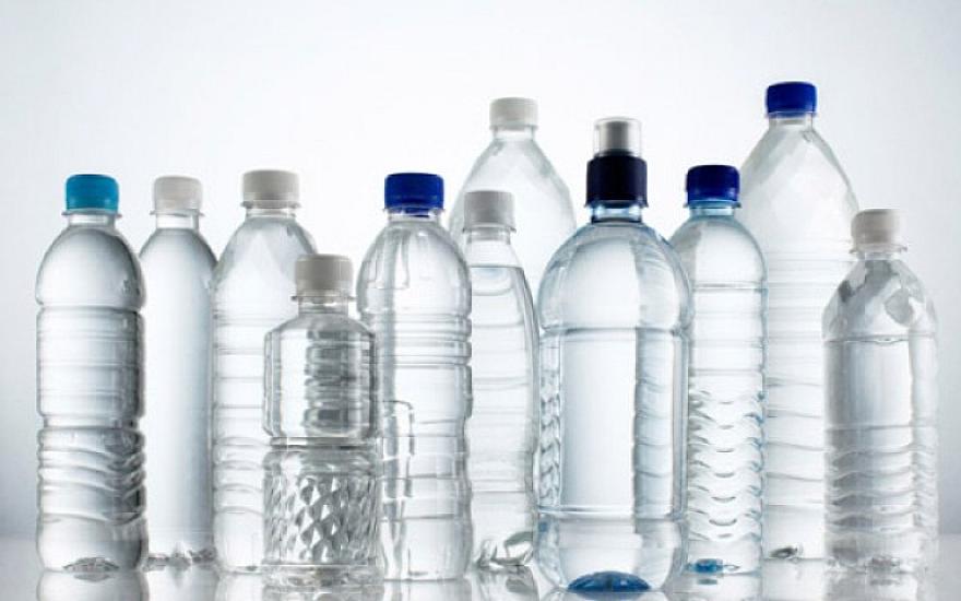 Bu ölkə plastik su butulkalarını 