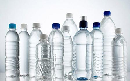 Bu ölkə plastik su butulkalarını 