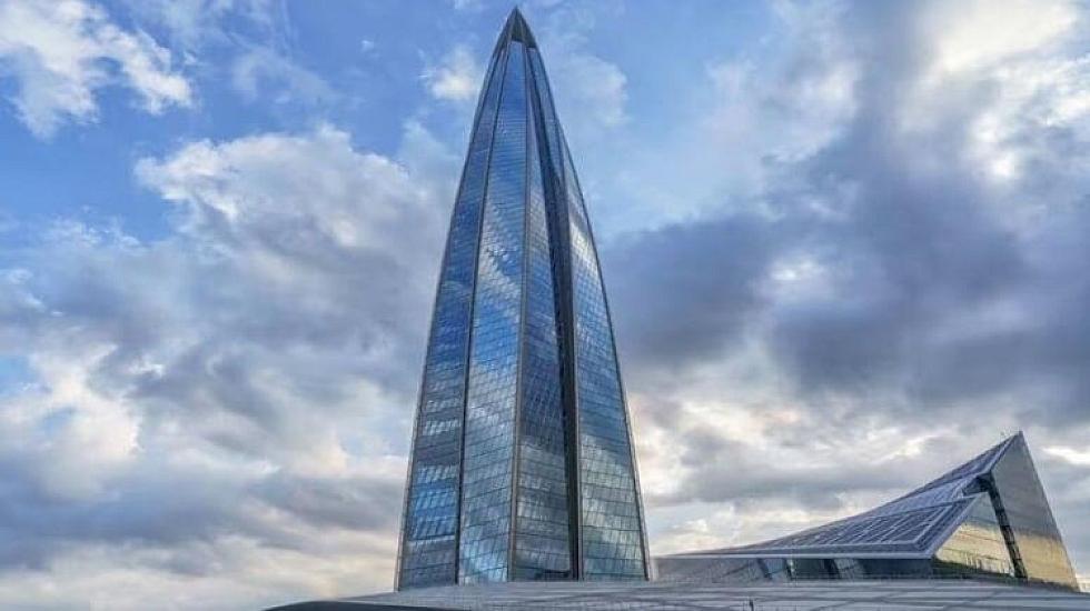 Чудо, изгибающееся на 90 градусов: здание, превращающее лед на своей вершине в кондиционер