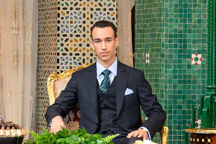 22 yaşlı Mərakeş Şahzadəsinin əlini öpmək istəyənlərə 