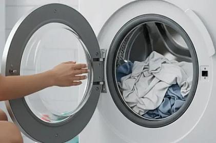 Paltarı yuyandan sonra maşının qapısını 