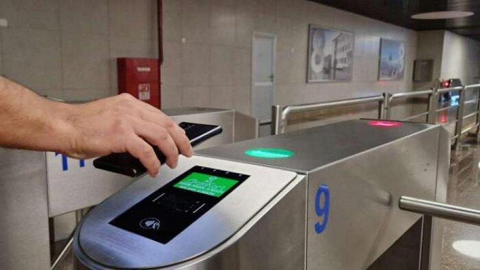 Onlar metroda əlavə 