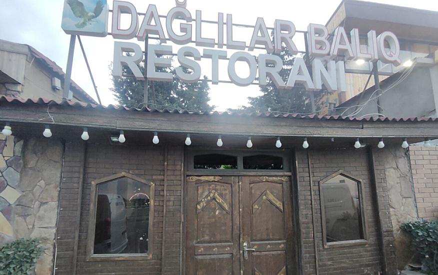 Bu restoranda qida məhsulları döşəmənin üzərində saxlanılırmış... - 