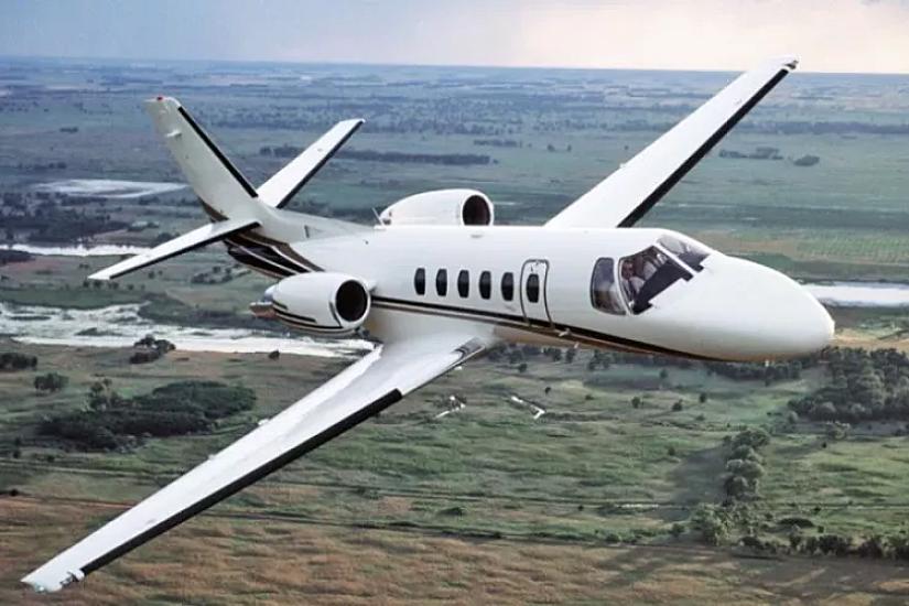 Təyyarə eniş zamanı motosiklet sürən 